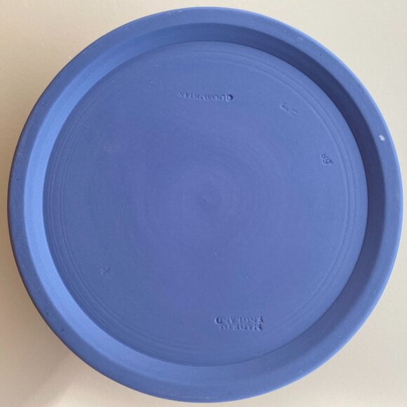 Wedgwood Blue Jasperware Lidded Trinket Box with White Ivy Motif - Picture 10 of 10